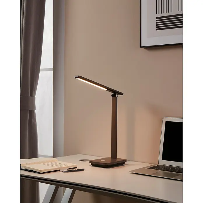 Eglo LED-Tischleuchte Iniesta - 3,6 W, L x B x H: 33 x 3,5 x 35 cm, Cappuccino, Warmweiß - Elegante LED-Schreibtischlampe in dunklem Braun auf einem Schreibtisch mit Laptop und Notizbuch. Perfekt für konzentriertes Arbeiten.
