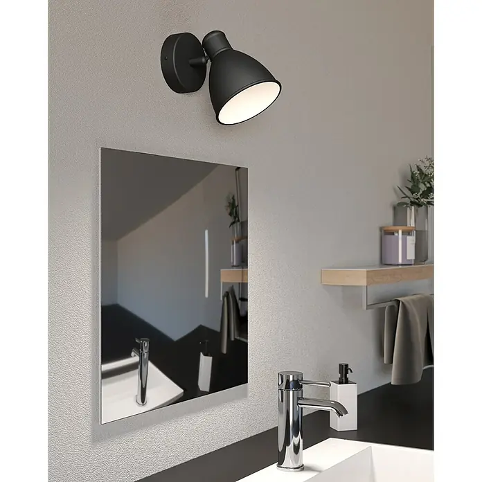 Eglo LED-Wandleuchte San Peri 1 - 3 W, Schwarz, Weiß, Warmweiß - Eine moderne, mattschwarze Wandleuchte über einem Badezimmerspiegel, die eine elegante und funktionale Beleuchtungslösung bietet.