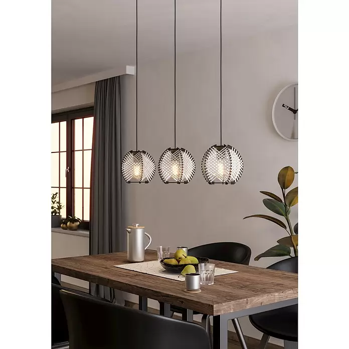 Eglo LED-Pendelleuchte Waverton - E27, Leistung je Leuchtmittel: 40 W, Anzahl Leuchtmittel: 3 Stk. - Drei kugelförmige Pendelleuchten mit geflochtenen weiß-schwarzen Schirmen über einem Holztisch.