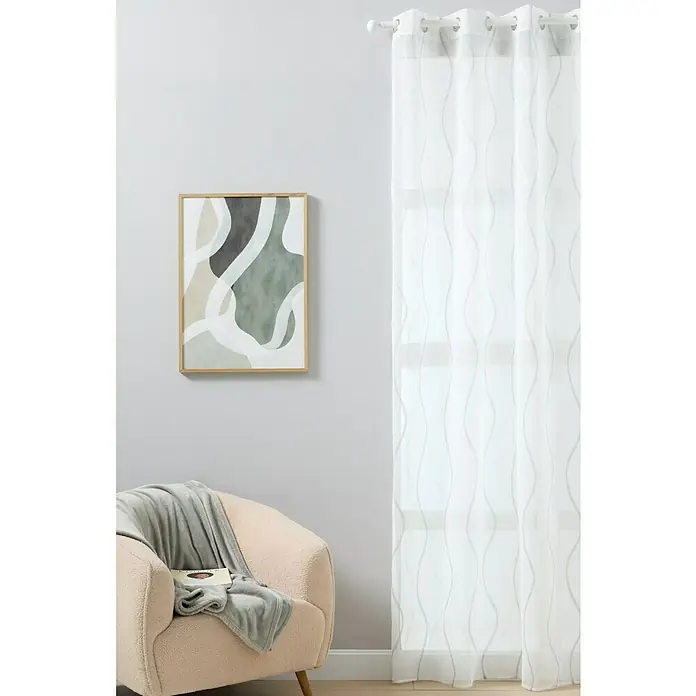 Visillo para ventana Selena - An x Al: 140 x 260 cm, 100% poliéster, Gris/Blanco - Un hermoso interior con cortinas blancas translúcidas con diseño de ondas, un sillón beige y una pintura abstracta en la pared.