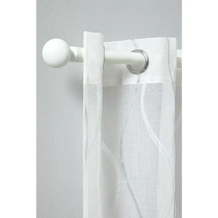 Visillo para ventana Selena - An x Al: 140 x 260 cm, 100% poliéster, Gris/Blanco - Un elegante panel de cortina blanco con detalles plateados cuelga de una barra blanca con una bola decorativa al final.