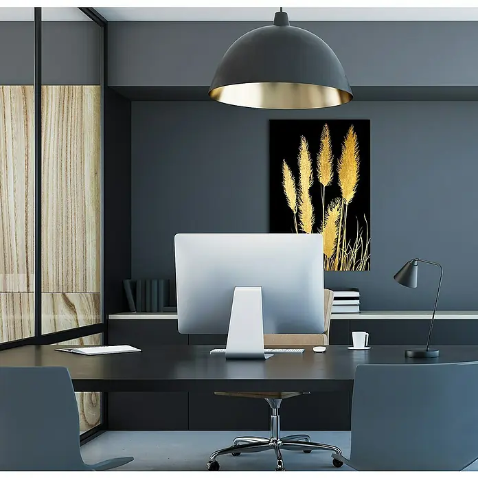 Glasbild - Pampasgräser, B x H: 60 x 90 cm - Moderne Büroeinrichtung mit Fokus auf einem schlanken Computer-Monitor, umgeben von stilvollen Möbeln und einer dekorativen Wandkunst.