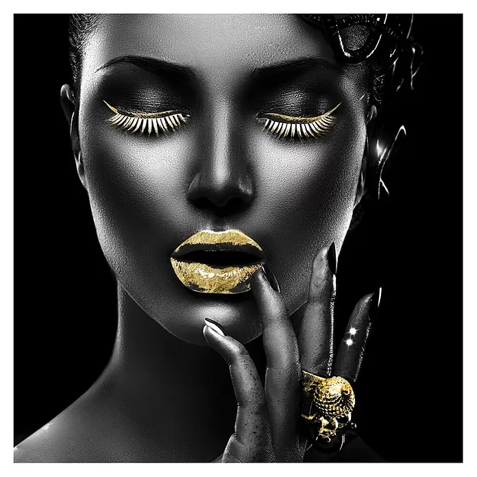 Glasbild - Gesicht Gold, B x H: 75 x 75 cm - Schwarz-weiß-Porträt einer Frau mit goldenen Wimpern, Lippen und einem goldenen Ring.