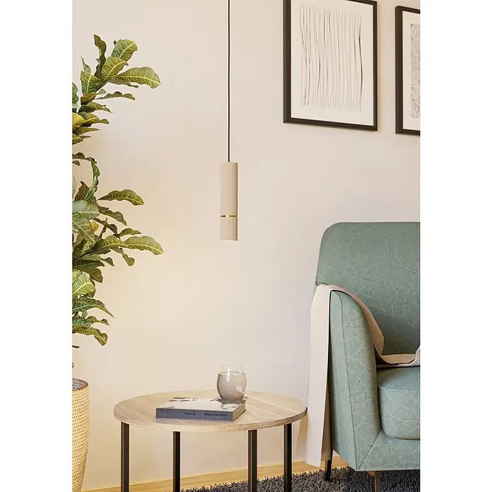 Eglo Caminia LED-Pendelleuchte - 4,7 W, Ø x H: 6 x 110 cm, Warmweiß, Anzahl Leuchtmittel: 1 Stk. - Nahaufnahme einer stilvollen Pendelleuchte über einem Beistelltisch mit Dekorationen, die eine gemütliche Atmosphäre im Raum schafft.