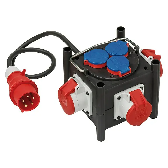 Brennenstuhl Baustromverteiler - Anzahl CEE-Steckdosen: 3 Stk., Anzahl Steckdosen Schuko: 3 Stk., IP44 - Ein schwarzer Stromverteilerwürfel mit roten und blauen Steckdosen und einem roten Stecker am Kabel für den Baustelleneinsatz.