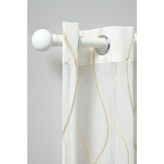Visillo para ventana Selena - An x Al: 140 x 260 cm, 100% poliéster, Beige/Blanco - Primer plano de una cortina blanca con adornos dorados, colgada de una barra blanca con remates redondos.