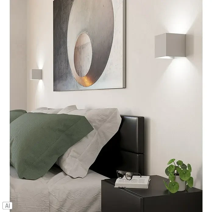 Eglo LED-Wandleuchte Valmontone - 1,5 W, L x B x H: 10 x 10 x 10 cm, Weiß, Warmweiß - Schlafzimmer mit grauen Würfelwandleuchten, abstraktem Bild und Nachttisch mit Brille und Pflanze.
