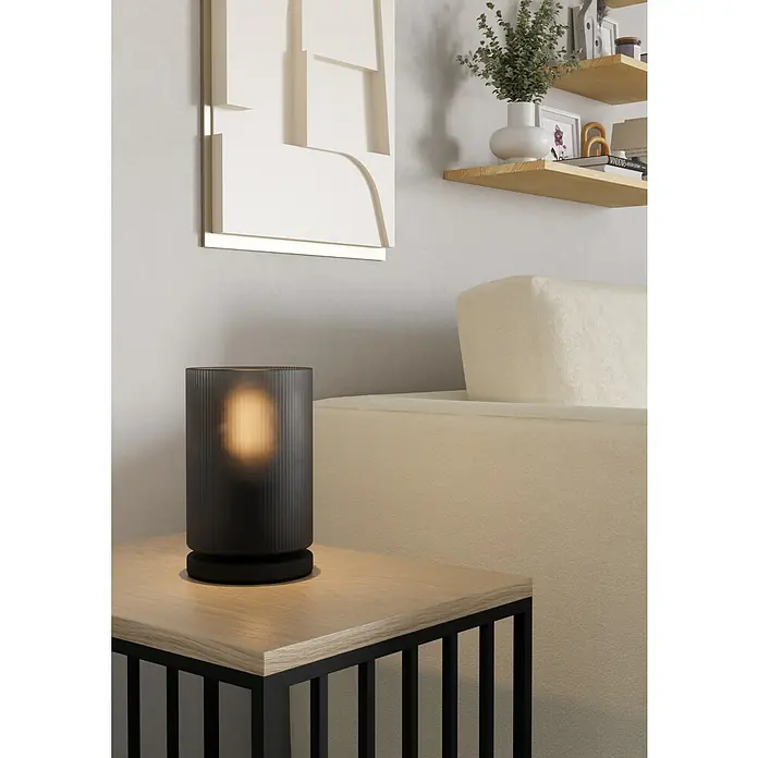 Eglo LED-Tischleuchte Colomera - 40 W, Schwarz, Ø x H: 12 x 19,5 cm - Nahaufnahme einer geriffelten grauen Tischlampe mit einem warmen Leuchten auf einem kleinen Tisch.