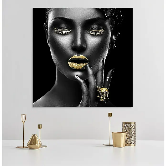 Glasbild - Gesicht Gold, B x H: 75 x 75 cm - Elegantes Wandbild mit einer Frau in Schwarzweiß, goldenen Akzenten an Lippen und Wimpern, schmückt stilvoll den Raum.