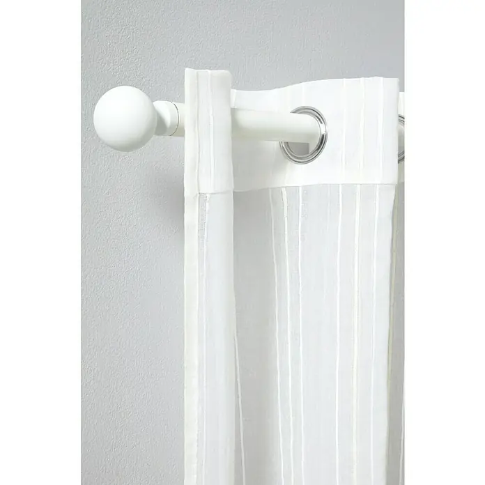 Visillo para ventana Delia Rayas - An x Al: 140 x 260 cm, 100% poliéster, Beige/Blanco - Un primer plano de una barra de cortina blanca con un remate de bola y una cortina blanca transparente con aberturas de ojal.