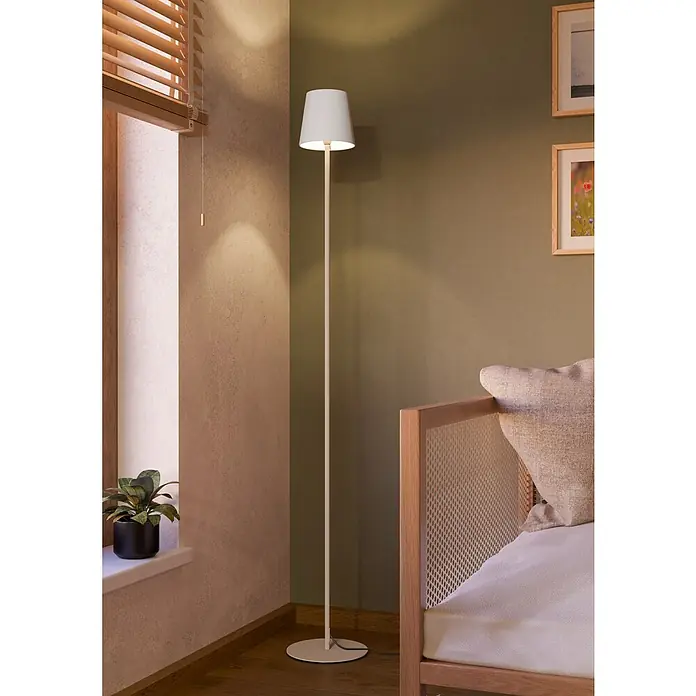 Eglo LED-Stehleuchte Fiorana - 7,5 W, Weiß, Sandfarben, Weiß, Ø x H: 15 x 140,5 cm - Eine elegante Stehlampe mit einem schlichten, weißen Lampenschirm, die eine warme Atmosphäre in den Raum bringt. Perfekt neben einem gemütlichen Sofa.
