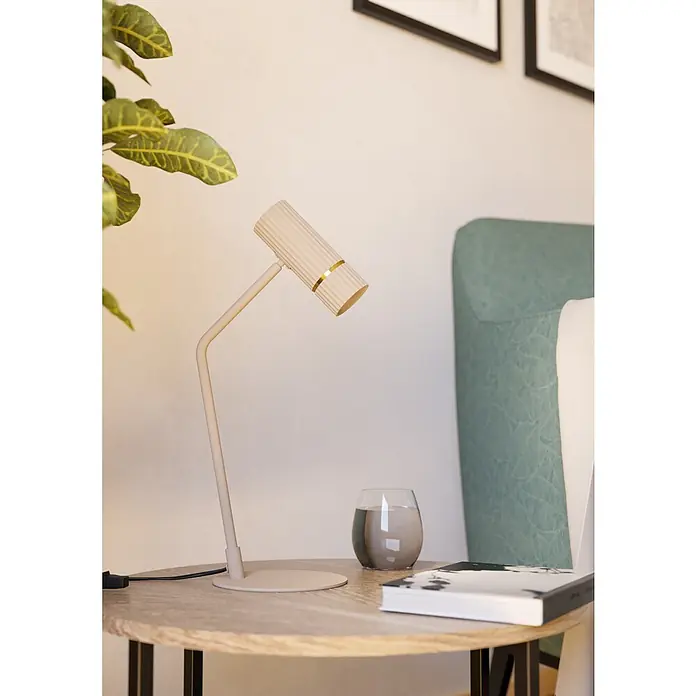 Eglo Caminia LED-Tischleuchte - 5 W, L x B x H: 21 x 17 x 48,5 cm, G10q - Nahaufnahme einer modernen, beigen Schreibtischlampe auf einem Holztisch mit einem Glas Wasser und einem Buch.