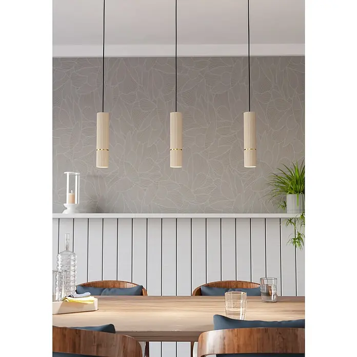 Eglo Caminia LED-Pendelleuchte - 4,7 W, Warmweiß, Anzahl Leuchtmittel: 3 Stk. - Ein elegantes Arrangement mit drei zylindrischen Pendelleuchten über einem Esstisch, die ein warmes, einladendes Licht spenden.