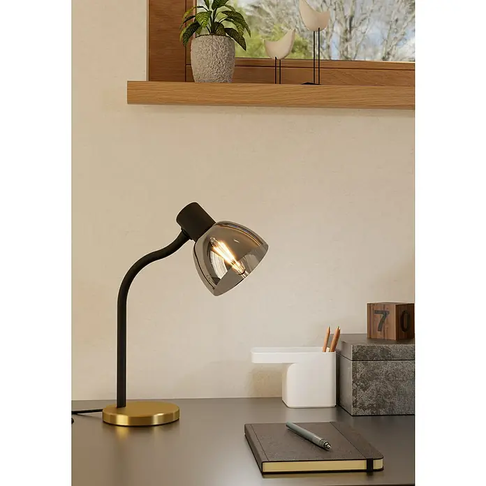 Eglo LED-Tischleuchte Macere - 25 W, L x B x H: 22 x 12 x 34 cm, Schwarz, Gold, Schwarz - Nahaufnahme einer modernen Schreibtischlampe mit grauem Schirm und goldenem Sockel, die ein warmes Licht ausstrahlt.