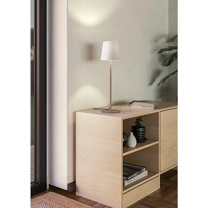 Eglo LED-Tischleuchte Fiorana - 40 W, Weiß, Sandfarben, Weiß, Ø x H: 15 x 53 cm - Elegante Tischleuchte auf einem Holzschrank. Das stilvolle Design passt perfekt in moderne Wohnräume und sorgt für eine angenehme Beleuchtung.