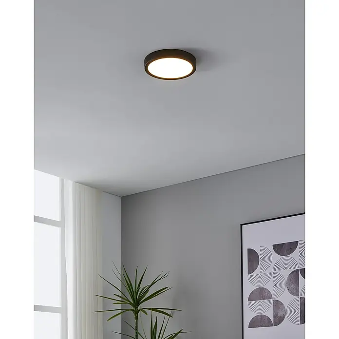 Eglo LED-Deckenleuchte Fueva 5 Sensor - 17 W, Schwarz, Warmweiß, Durchmesser: 21 cm - Nahaufnahme einer Deckenleuchte mit runder Form, die eine warme, einladende Atmosphäre in einem modernen Raum schafft.