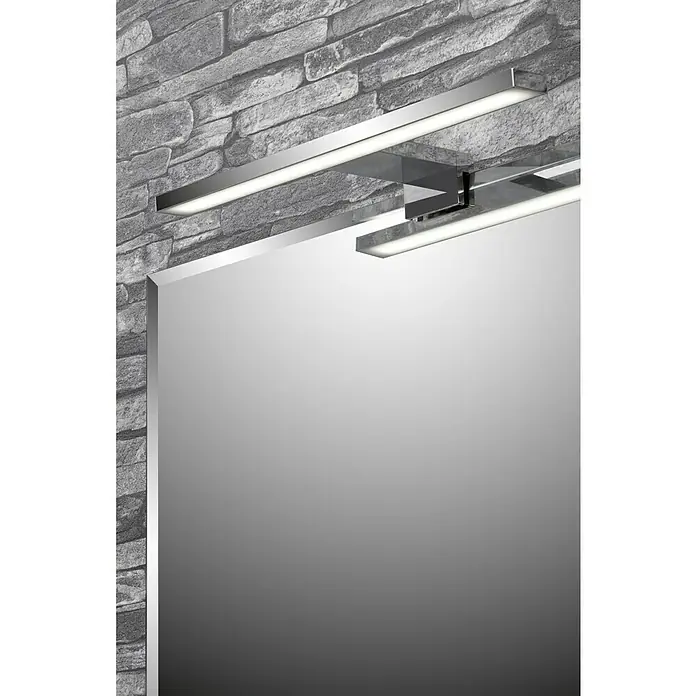 Briloner Aplique LED para espejo - 8 W, L x An x Al: 60 x 10,3 x 3,6 cm, Plateado, Blanco neutro - Primer plano de una moderna lámpara de baño con espejo transparente contra una pared de ladrillo gris, destacando su diseño minimalista e iluminación brillante.