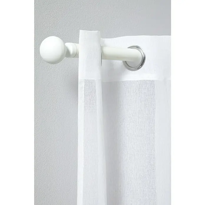 Visillo para ventana Dorial - An x Al: 140 x 260 cm, 100% poliéster, Blanco - Un primer plano de una barra de cortina blanca con una cortina blanca colgando, mostrando los detalles y la textura de la tela.