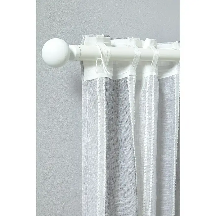 Visillo para ventana Centro - An x Al: 140 x 260 cm, 100% poliéster, Gris - Primer plano de una cortina blanca con un patrón de rayas, colgada de una barra de cortina blanca con un remate en forma de bola.