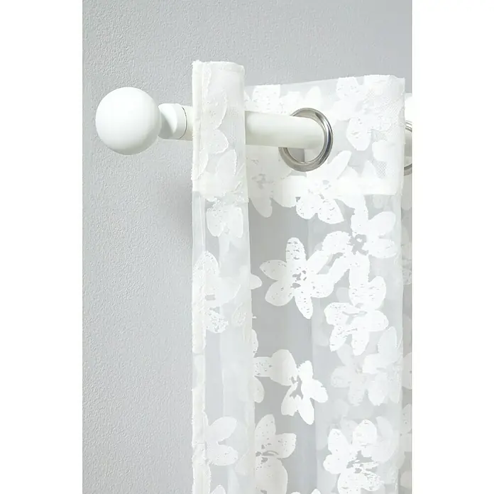 Visillo para ventana Flor devorado - An x Al: 140 x 260 cm, 100% poliéster, Blanco - Primer plano de cortinas blancas con estampado floral colgando de una barra blanca con terminales redondos, ofreciendo una solución elegante para la decoración de ventanas.