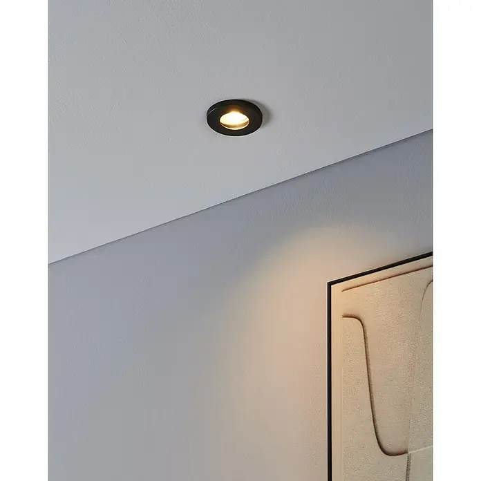 Eglo LED-Einbauleuchten-Set Favazzina - 4 W, Warmweiß, Schwarz, Durchmesser: 8,5 cm - Deckenleuchte mit einem schwarzen Rahmen, die ein warmes Licht abgibt und die Wand darunter beleuchtet.