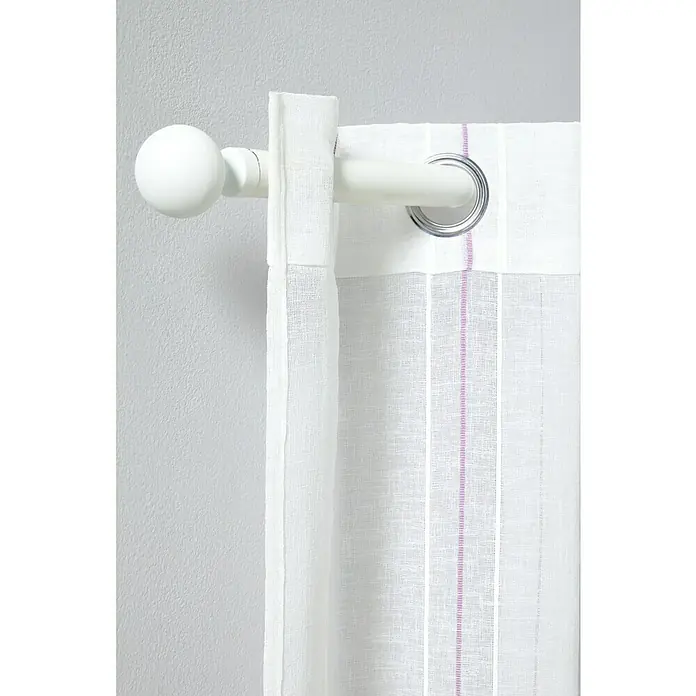 Visillo para ventana Raya - An x Al: 140 x 260 cm, 100% poliéster, Malva - Primer plano de una barra de cortina blanca con extremo de bola y una cortina de color claro con sutiles detalles de color.