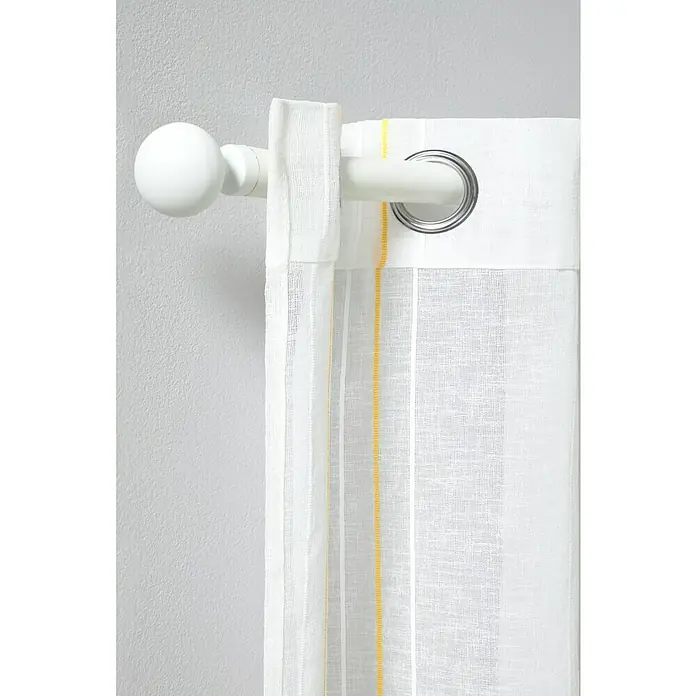 Visillo para ventana Raya - An x Al: 140 x 260 cm, 100% poliéster, Blanco/Mostaza - Una cortina blanca y transparente con rayas amarillas cuelga de una barra de cortina blanca con un remate redondo.