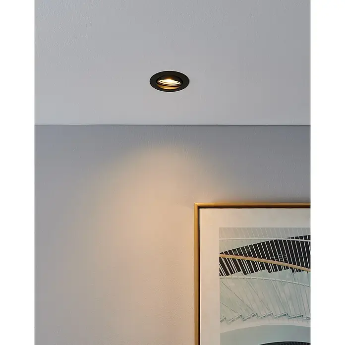 Eglo LED-Einbauleuchten-Set Favazzina - 4 W, Warmweiß, Schwarz, Durchmesser: 8,8 cm - Deckenleuchte mit modernem Design in Schwarz, die ein warmes Licht auf ein Kunstwerk wirft. Die Leuchte ist minimalistisch und elegant.