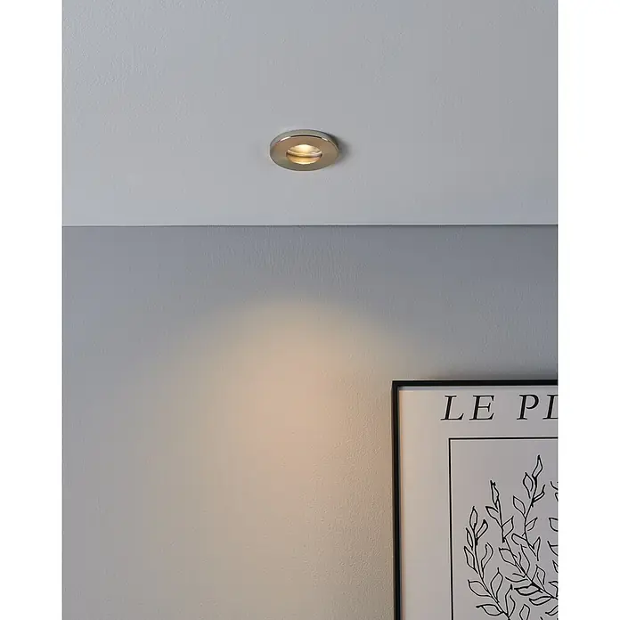 Eglo LED-Einbauleuchten-Set Favazzina - 4 W, Warmweiß, Nickel, Durchmesser: 8,5 cm - Einbaustrahler an einer Zimmerdecke beleuchtet eine Wand, die mit einem gerahmten Bild dekoriert ist.