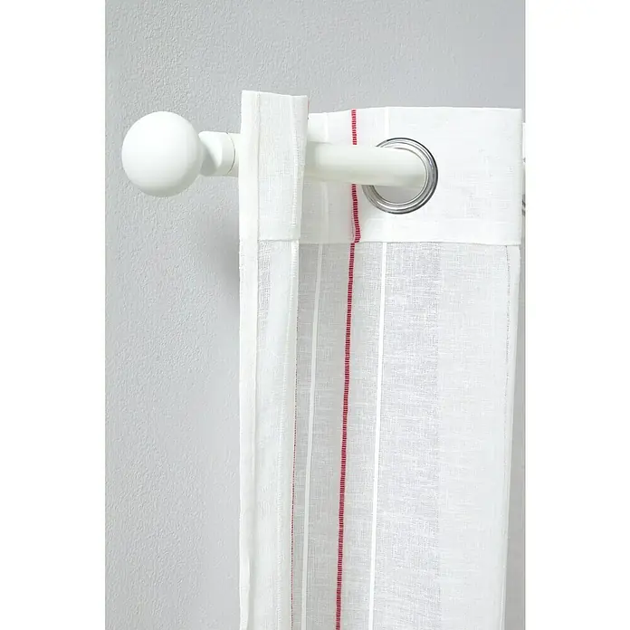 Visillo para ventana Raya - An x Al: 140 x 260 cm, 100% poliéster, Blanco/Rojo - Primer plano de una cortina blanca con rayas rojas colgada de una barra blanca con un remate esférico.