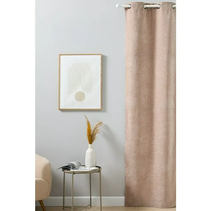 Cortina con ollaos Harper - An x Al: 140 x 250 cm, Beige, Textil - Primer plano de una cortina rosa que cuelga de una barra blanca, al lado de una mesa con un jarrón y decoración.