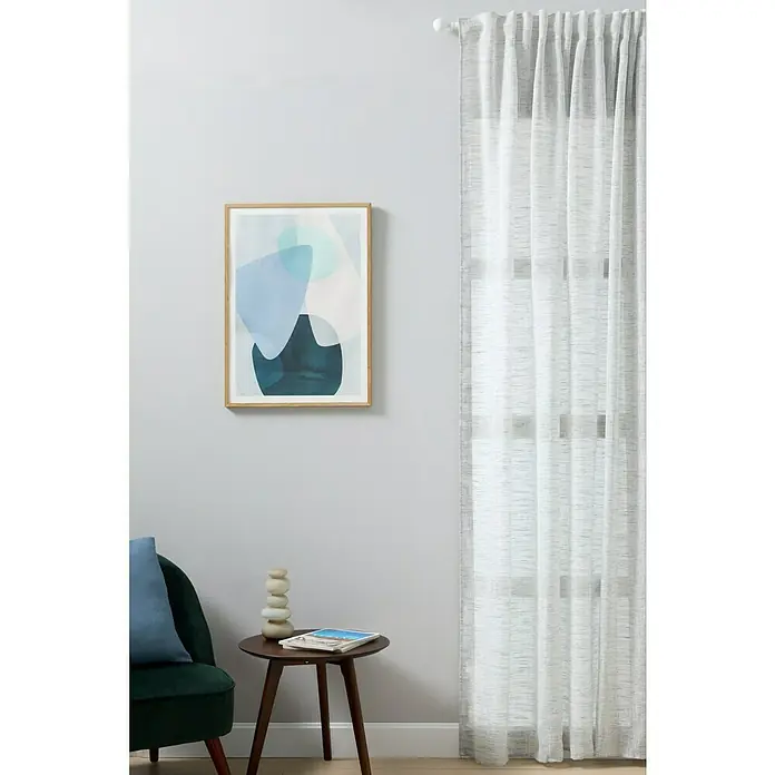 Visillo para ventana Argan - An x Al: 140 x 280 cm, 100% poliéster, Gris - Un elegante panel de cortina blanco que filtra la luz cuelga con gracia frente a una ventana, proporcionando una suave difusión de la luz.