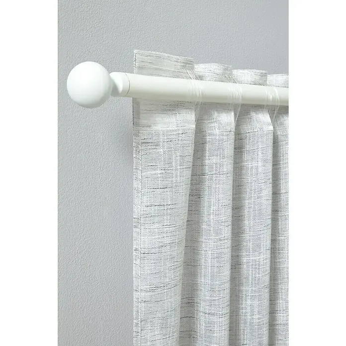 Visillo para ventana Argan - An x Al: 140 x 280 cm, 100% poliéster, Gris - Primer plano de una barra de cortina blanca con una cortina gris, mostrando una estética elegante y con estilo. La textura de la cortina está bien definida.