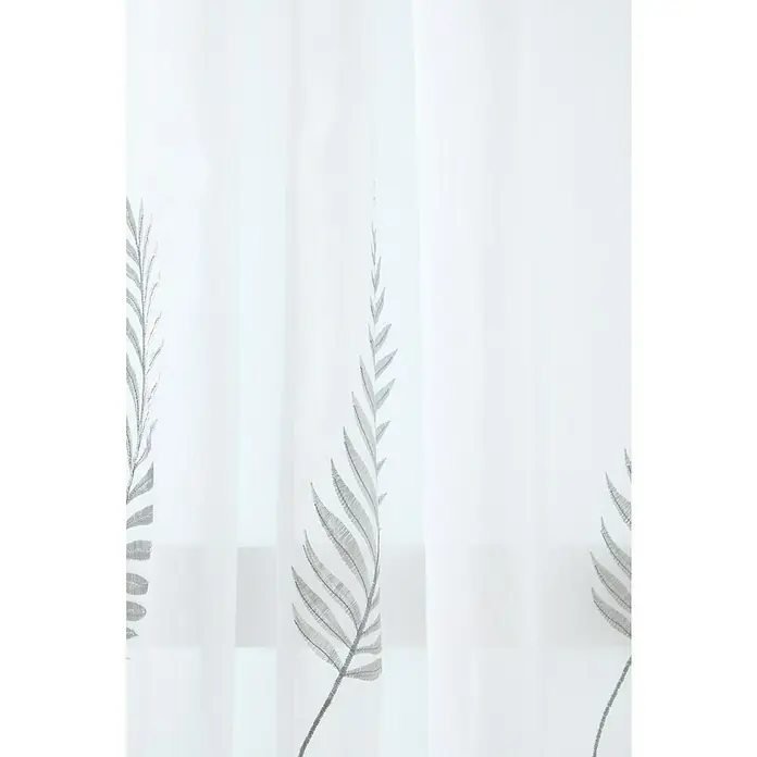 Visillo para ventana Palma - An x Al: 140 x 280 cm, 100% poliéster, Blanco - Primer plano de una cortina blanca con delicados bordados de hojas de helecho grises, que añade un toque de naturaleza a tu hogar.