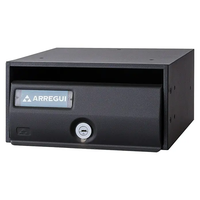 Arregui Future Buzón de pared H3400-22 - L x An x Al: 25 x 24 x 12 cm, Arena volcánica, Acero - Primer plano de un buzón negro Arregui con cerradura de llave, que ofrece seguridad y estilo para tu correo.