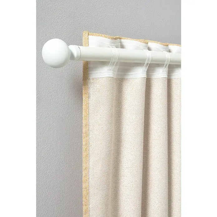 Cortinas pasabarra Kioly - An x Al: 140 x 260 cm, Mostaza, Materiales naturales - Vista detallada de una cortina con una barra blanca y un extremo esférico, mostrando un elegante tratamiento de ventana.