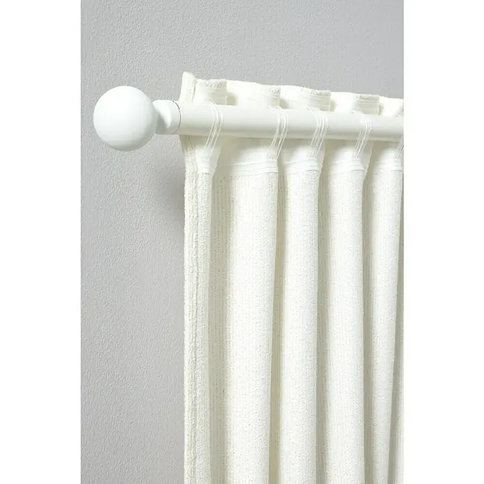 Cortinas pasabarra Muka - An x Al: 140 x 260 cm, Blanco, Materiales naturales - Primer plano de una elegante barra de cortina blanca con cortinas blancas, que muestra una decoración de ventana simple y elegante.