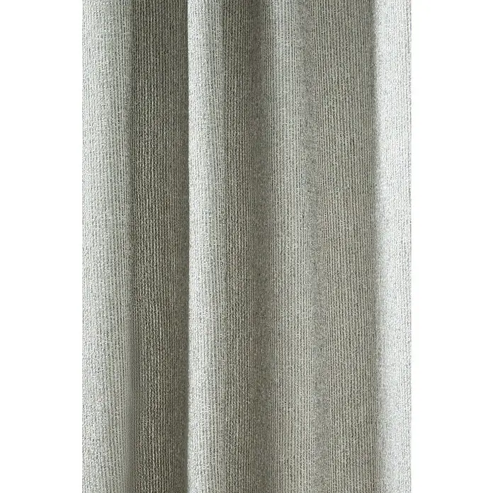 Cortinas pasabarra Muka - An x Al: 140 x 260 cm, Gris, Materiales naturales - Primer plano de una cortina elegante y texturizada en un suave tono gris, mostrando pliegues sutiles y una fina textura de tejido.\n