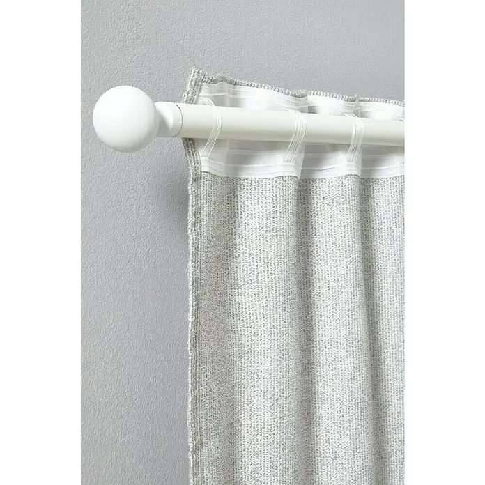 Cortinas pasabarra Muka - An x Al: 140 x 260 cm, Gris, Materiales naturales - Primer plano de una cortina gris y blanca con una barra y un pomo blancos. Las cortinas filtran la luz y cuelgan con elegancia.