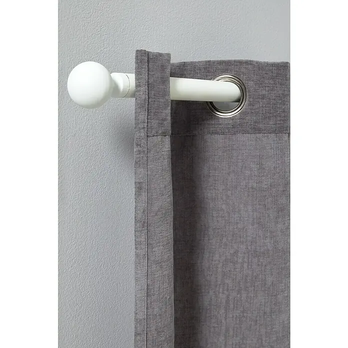 Cortina con ollaos Harper - An x Al: 140 x 250 cm, Gris, Textil - Primer plano de una cortina opaca gris con suspensión de ojales sobre una barra blanca con extremo de bola.