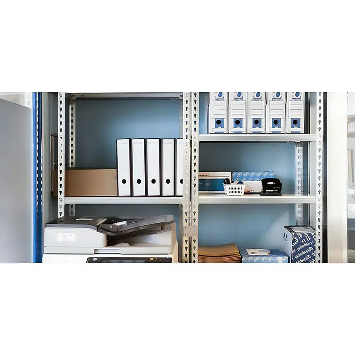 Simonrack Maderclick Metallregal Maderclick Mini - H x B x T: 150 x 80 x 30 cm, Traglast pro Boden: 150 kg, Anzahl Böden: 4 Stk., Stecken, Blau - Regalansicht mit Ordnern, Büromaterial und einem Drucker, die effiziente Büroorganisation und professionellen Arbeitsplatz zeigen.