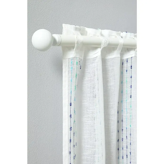 Visillo para ventana Raya - An x Al: 140 x 260 cm, 100% poliéster, Azul - Primer plano de cortinas blancas con detalles de color que cuelgan de una barra blanca con un remate redondo.