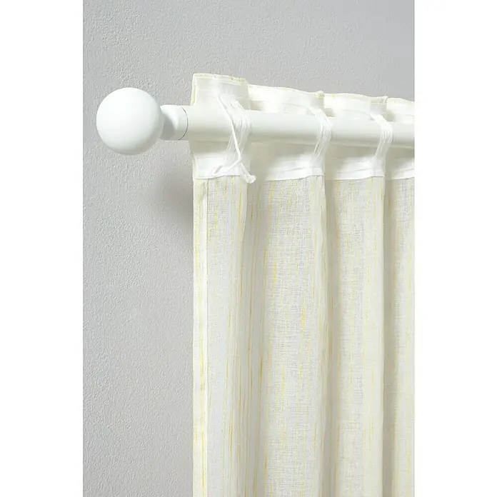Visillo para ventana Gatas oro - An x Al: 140 x 260 cm, 100% poliéster, Mostaza - Un primer plano de una barra de cortina blanca con una bola blanca en el extremo y cortinas de color amarillo claro. Las cortinas están unidas a la barra con cintas.