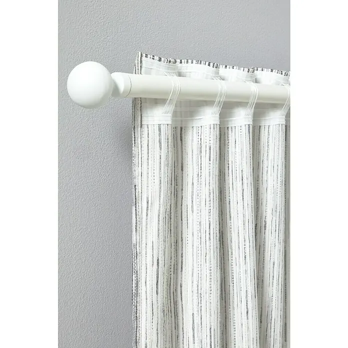 Cortinas pasabarra Munir - An x Al: 140 x 260 cm, Perla, Materiales naturales - Primer plano de una barra de cortina blanca con remate de bola y cortinas a rayas, mostrando una decoración de ventana elegante.