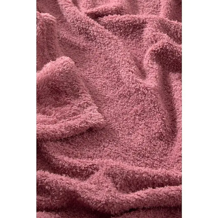 Manta para sofá Oslo - 160 x 220 cm, Poliéster, Maquillaje - Primer plano de una manta rosa suave y con textura. La manta tiene una superficie esponjosa que invita a acurrucarse y ofrece calidez.