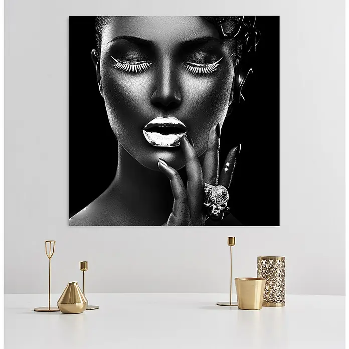 Glasbild - Gesicht Weiß, B x H: 50 x 50 cm - Elegantes Schwarz-Weiß-Bild mit einer Frau, die luxuriösen Schmuck trägt, perfekt für moderne Wanddekoration und zur Aufwertung des Raumambientes.