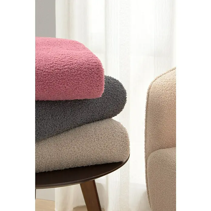 Manta para sofá Oslo - 160 x 220 cm, Poliéster, Beige - Mantas suaves y apiladas en rosa, gris y beige sobre una mesa auxiliar. Acogedor y cómodo.