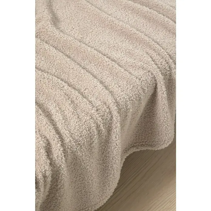 Manta para sofá Oslo - 160 x 220 cm, Poliéster, Beige - Primer plano de una manta beige con textura acanalada, que muestra su suavidad. Ideal para noches acogedoras y calidez.