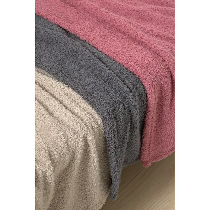 Manta para sofá Oslo - 160 x 220 cm, Poliéster, Beige - Primer plano de tres mantas mullidas en rosa, gris y beige, que muestran una textura suave y acogedora.