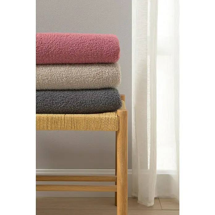 Manta para sofá Oslo - 160 x 220 cm, Poliéster, Beige - Mantas apiladas en colores coordinados sobre un elegante taburete con estructura de madera, perfectas para añadir calidez.